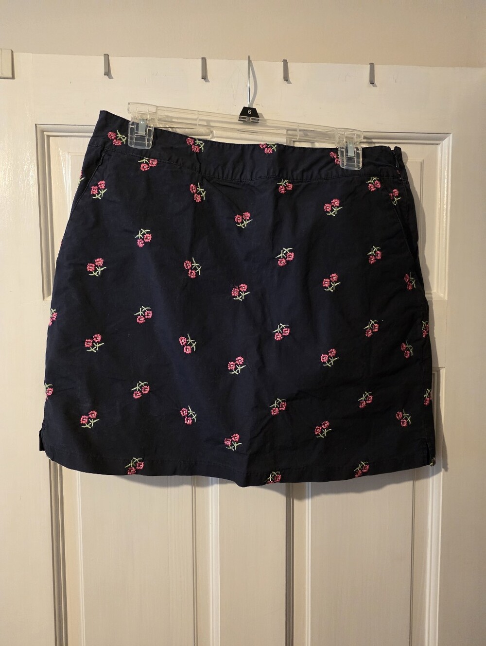 Ladies Izod Navy Golf Skirt with Pink Embroidered Flowers, Sz 10